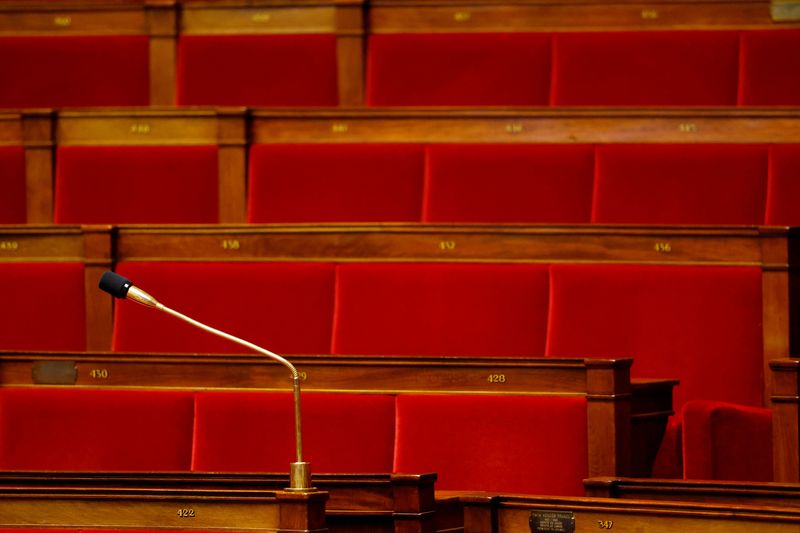 &copy; Reuters. FILE PHOTO: View of a microphone and empty seats of members of parliament inside the hemicycle during a debate session on the first part of the 2025 budget bill (PLF) at the National Assembly in Paris, France, October 22, 2024. REUTERS/Stephanie Lecocq/Fi