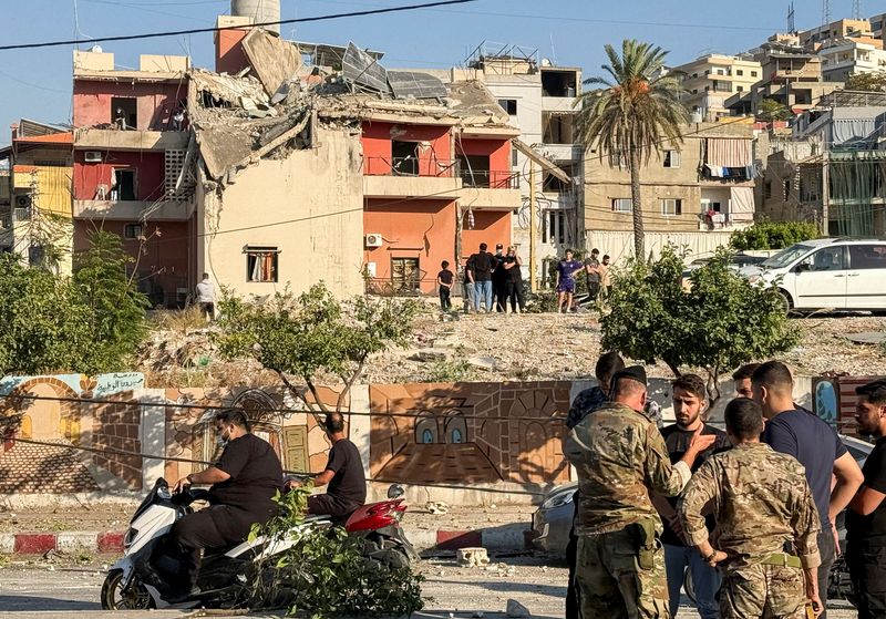 &copy; Reuters. FILE PHOTO: Lebanese army soldiers and people stand near the site of an Israeli strike in Sidon, amid the ongoing hostilities between Hezbollah and Israeli forces, Lebanon October 27, 2024. REUTERS/Hassan Hankir/File Photo