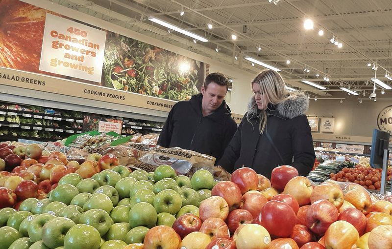 © Reuters. FILE PHOTO: People shop for fruits and vegetables at a supermarket in Ottawa, Ontario, Canada , March 27, 2023.  REUTERS/Patrick Doyle/File photo