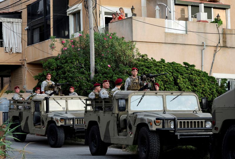 © Reuters. FILE PHOTO: Lebanese army soldiers patrol after a suspected Israeli naval force landed in the northern Lebanese coastal town of Batroun early on Friday and captured one person, a security source said, in Batroun, Lebanon November 2, 2024. REUTERS/Mohamed Abd El Ghany/File Photo