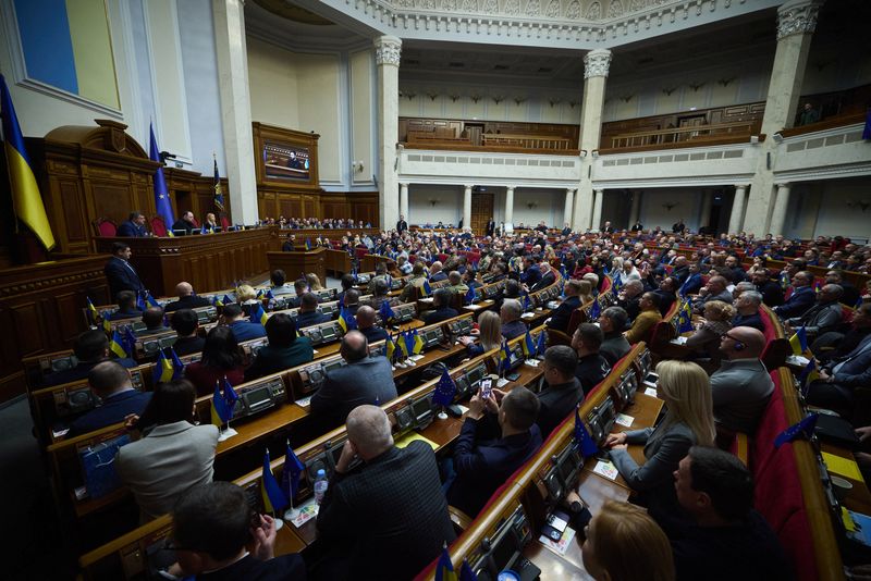 © Reuters. Ukraine's President Volodymyr Zelenskiy addresses lawmakers during a parliament session in Kyiv, Ukraine November 19, 2024. Ukrainian Presidential Press Service/Handout via REUTERS  