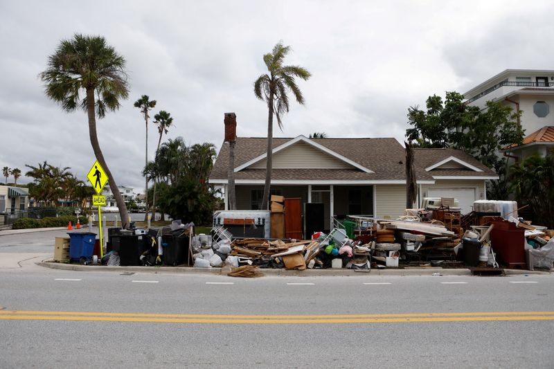 © Reuters. FILE PHOTO: Debris from Hurricane Helene is seen on the roadside as residents evacuate before the arrival of Hurricane Milton, St. Pete Beach, Florida, U.S., October 7, 2024. REUTERS/Octavio Jones/File Photo