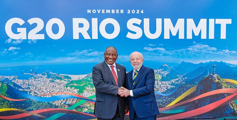 &copy; Reuters. Lula e Ramaphosa se cumprimentam durante a cúpula do G20 no Rio de Janeiron18/11/2024nPresidência do Brasil/Divulgação via REUTERSn