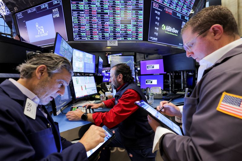 © Reuters. FILE PHOTO: Traders work on the floor at the New York Stock Exchange (NYSE), after Republican Donald Trump won the U.S. presidential election, in New York City, U.S., November 6, 2024. REUTERS/Andrew Kelly/File Photo