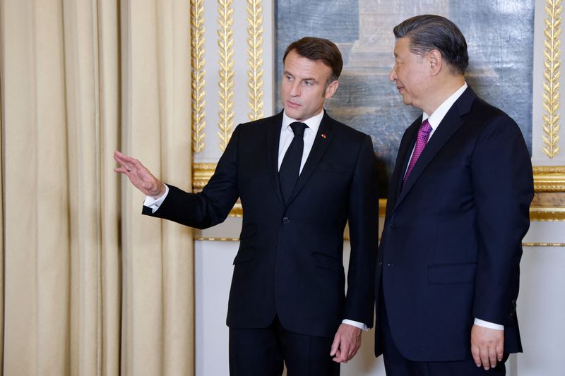 &copy; Reuters. Il presidente francese Emmanuel Macron parla con il presidente cinese Xi Jinping prima di una cena di Stato ufficiale nell'ambito della visita di Stato di due giorni del presidente cinese in Francia, presso il Palazzo dell'Eliseo a Parigi, Francia, 6 magg