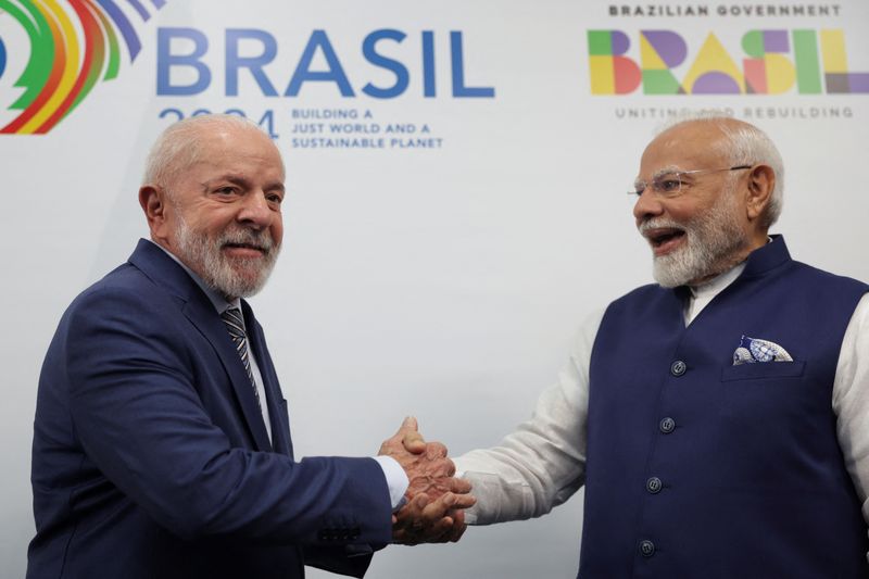 © Reuters. Presidente Luiz Inácio Lula da Silva cumprimenta primeiro-ministro da Índia, Narendra Modi, durante reunião de cúpula do G20, no Rio de Janeiro
19/11/2024 REUTERS/Ricardo Moraes