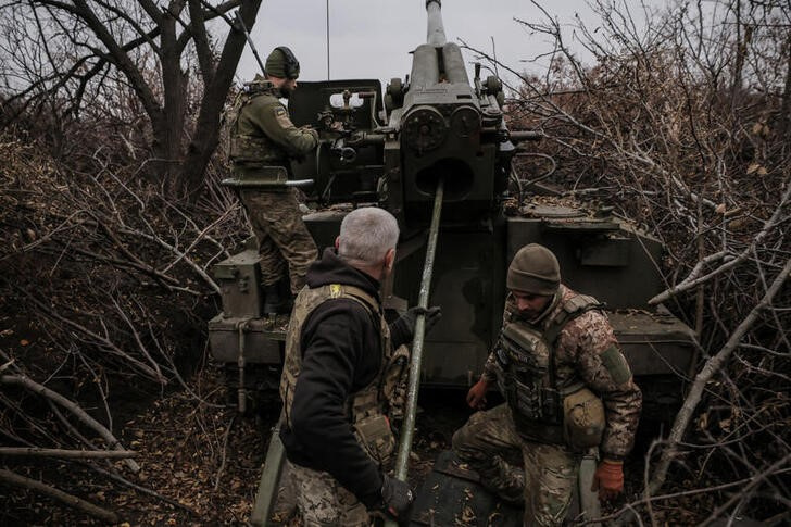 &copy; Reuters. Soldati della 24ª Brigata meccanizzata di Re Danylo delle Forze armate ucraine caricano una granata in un obice semovente 2S5 “Giacinto-S” mentre sparano verso le truppe russe in prima linea, nel contesto dell'attacco russo all'Ucraina, vicino alla c