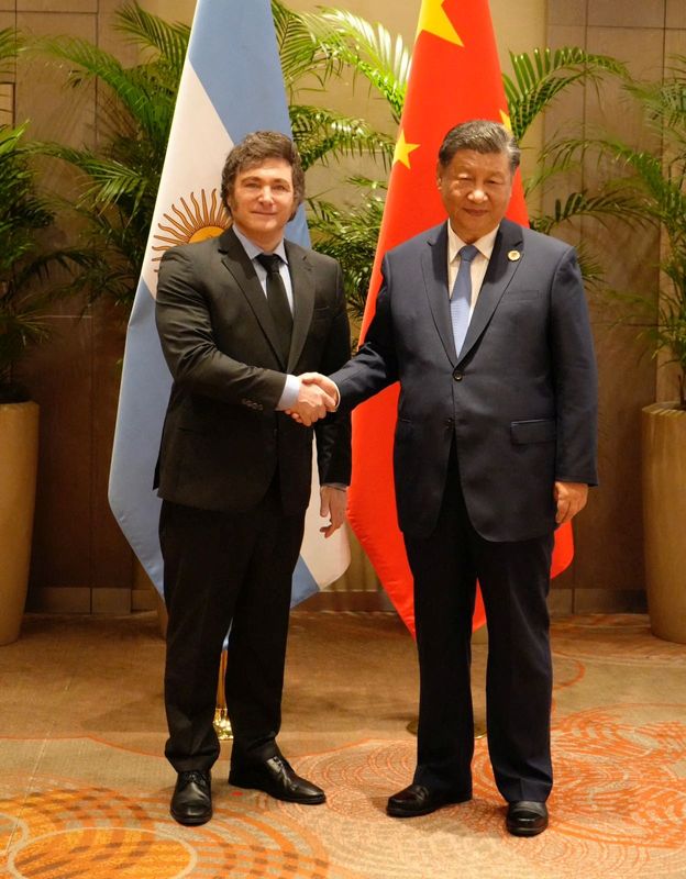 &copy; Reuters. Xi Jinping se reúne om Javier Milei durante cúpula do G20 no Rion19/11/2024nPresidência da Argentina/Divulgação via REUTERS