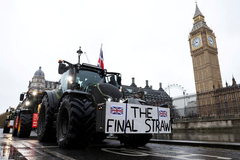 &copy; Reuters. Manifestantes conduzem tratores por Westminster durante manifestação contra nova política agrícola do governo em Londres, Reino Unidon19/11/2024nREUTERS/Hollie Adams  