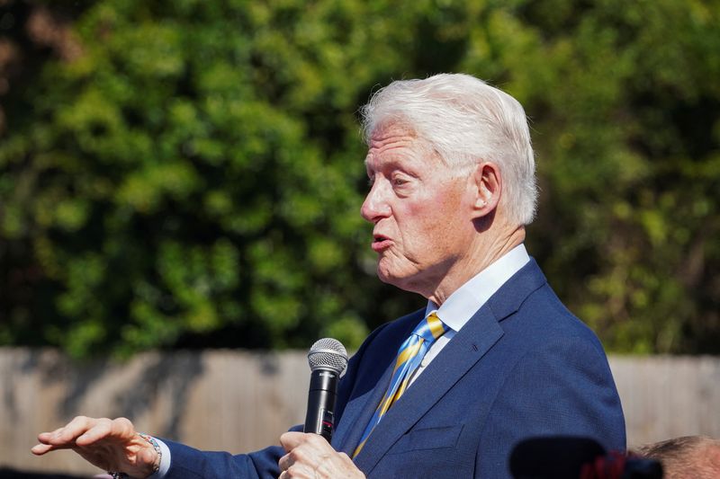 © Reuters. FILE PHOTO: Former U.S. President Bill Clinton speaks as he tours Georgia in support of Democratic presidential nominee and U.S. Vice President Kamala Harris' presidential campaign, in Columbus, Georgia, U.S. October 14, 2024. REUTERS/Megan Varner/File Photo