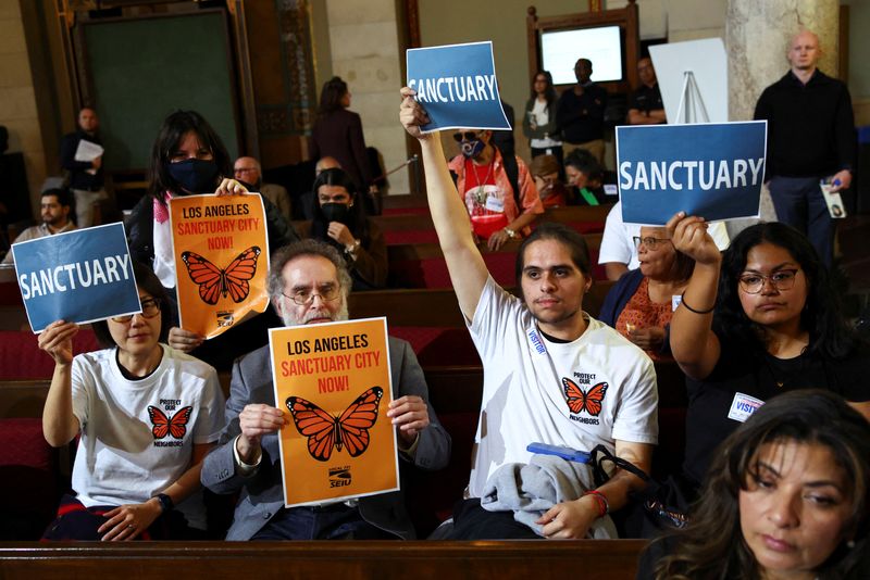 Los Angeles passes 'sanctuary city' ordinance to protect migrants