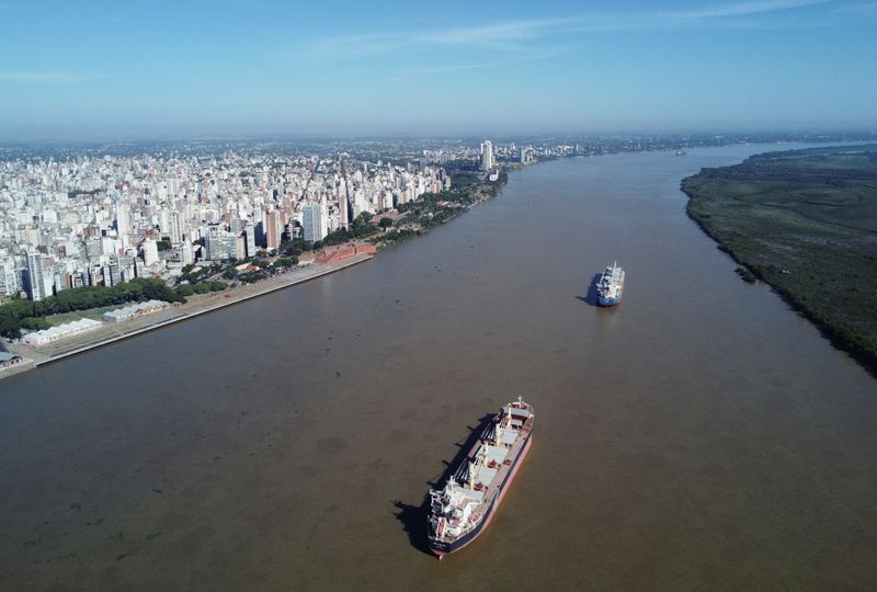 &copy; Reuters. Embarcações navegan pelo rio Paraná, em frente a Rosario, Argentinan09/03/2023nREUTERS/Agustin Marcarian