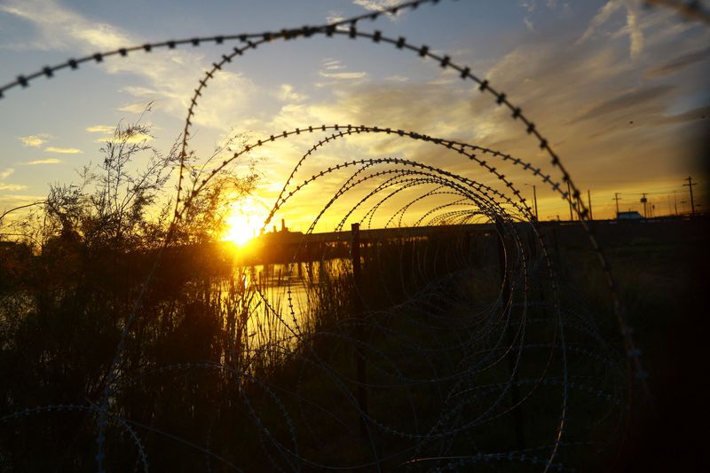 © Reuters. A barbed wire fence erected by members of the Texas National Guard to prevent migrants from crossing is pictured on the New Mexico border in El Paso, Texas, U.S., August 6, 2024. REUTERS/Jose Luis Gonzalez