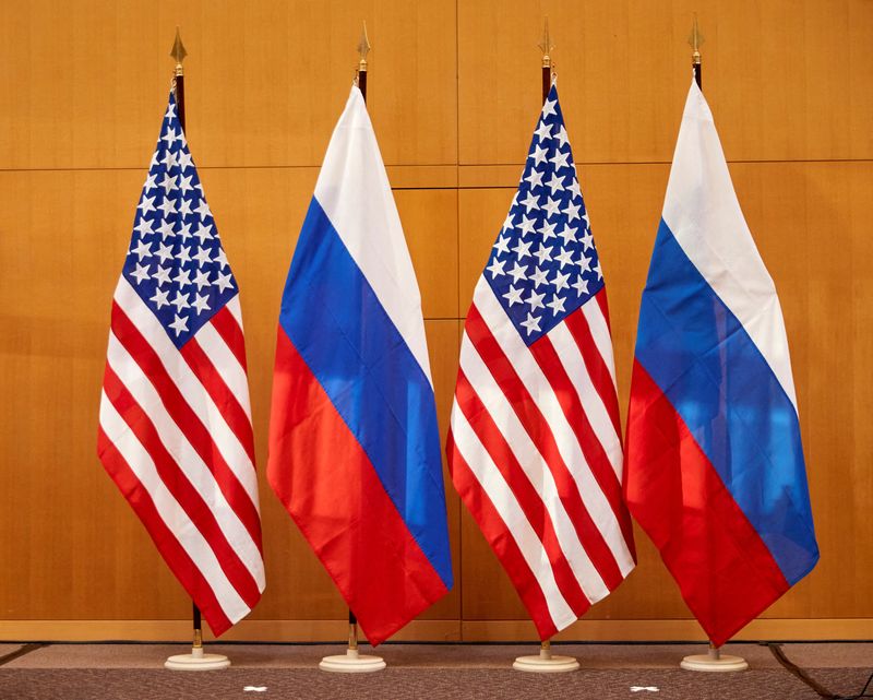 &copy; Reuters. FILE PHOTO: Russian and U.S. flags are pictured in Geneva, Switzerland January 10, 2022. REUTERS/Denis Balibouse/File Photo