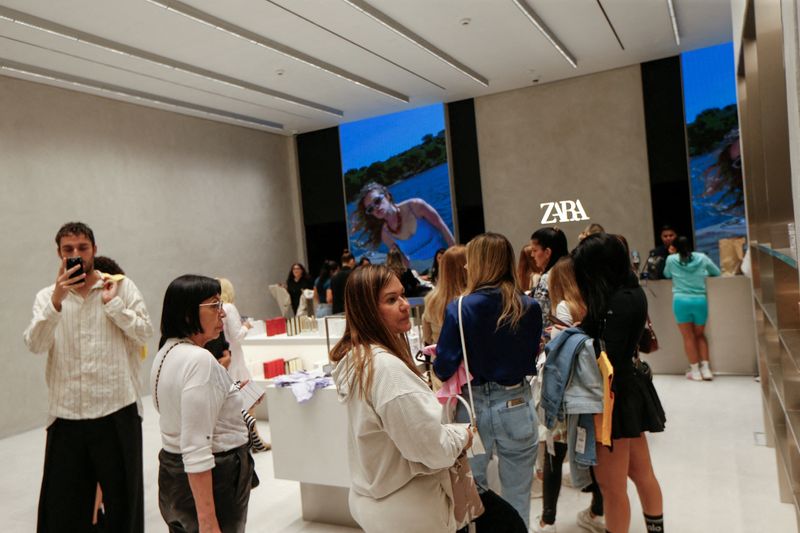 &copy; Reuters. FILE PHOTO: People shop during the opening of a Zara store after fashion giant Inditex resumed its operations in Venezuela under a franchise agreement, in Caracas, Venezuela April 25, 2024. REUTERS/Leonardo Fernandez Viloria/File Photo