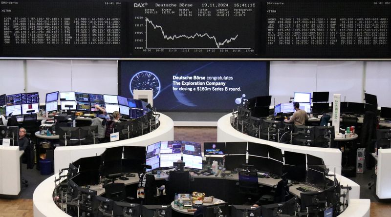 © Reuters. The German share price index DAX graph is pictured at the stock exchange in Frankfurt, Germany, November 19, 2024. REUTERS/Staff