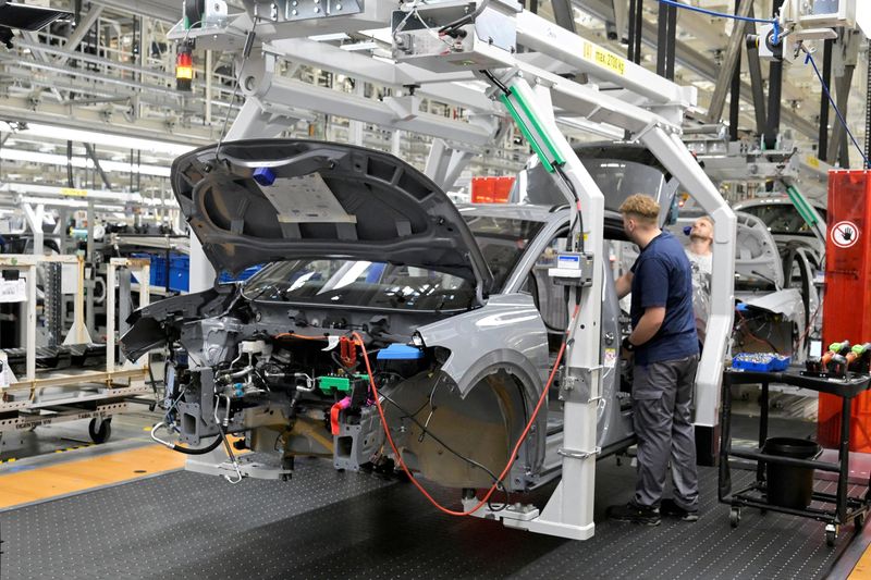 © Reuters. FILE PHOTO: A general view of a production line in a Volkswagen plant in Emden, Germany September 20, 2024. REUTERS/Fabian Bimmer//File Photo