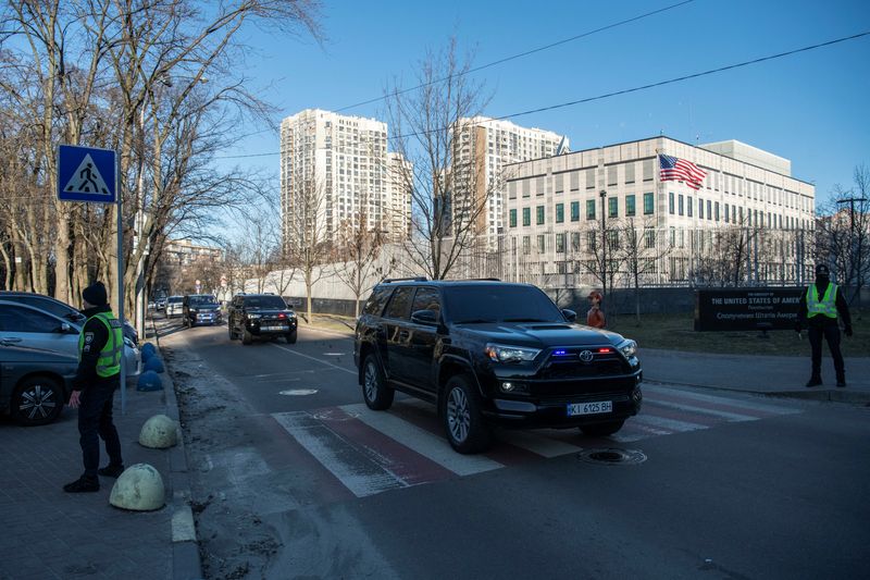 &copy; Reuters. FILE PHOTO: A convoy of cars leaves the U.S. embassy, amid Russia's attack on Ukraine, in Kyiv, Ukraine February 20, 2023. REUTERS/Vladyslav Musiienko/File Photo