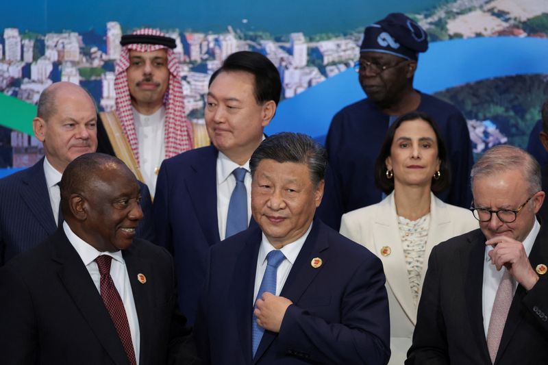 © Reuters. FILE PHOTO: South Africa's President Cyril Ramaphosa, China's President Xi Jinping Australia's Prime Minister Anthony Albanese, German Chancellor Olaf Scholz, South Korea's President Yoon Suk Yeol, Nigeria's President Bola Ahmed Tinubu, Saudi Foreign Minister Prince Faisal bin Farhan Al-Saud and a representative from Mexico gather with other leaders for a group photo during the G20 summit at the Museum of Modern Art in Rio de Janeiro, Brazil, November 19, 2024. REUTERS/Ricardo Moraes