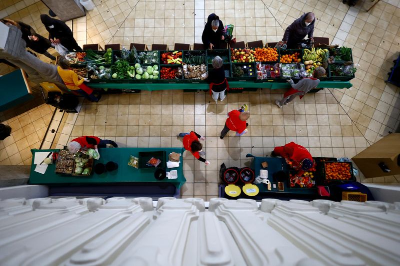 © Reuters. A general view of a distribution centre of the food bank 