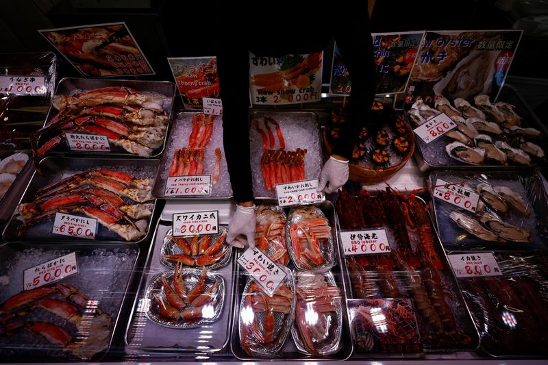 © Reuters. A vendor arranges seafood for sale at Tsukiji Outer Market in Tokyo, Japan, August 12, 2024. REUTERS/Willy Kurniawan/File Photo