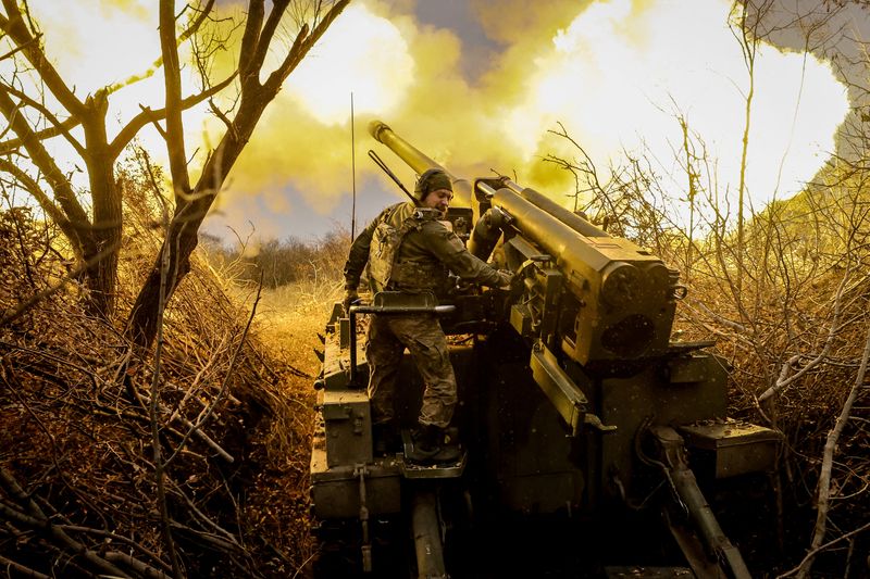 &copy; Reuters. Un militare della 24a brigata meccanizzata intitolata al Re Danilo delle forze armate ucraine spara con un obice semovente 2s5 "Hyacinth-s" contro le truppe russe in prima linea, durante l'attacco russo all'Ucraina, vicino alla città di Chasiv Yar nella 