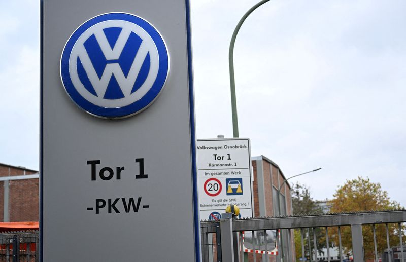 &copy; Reuters. FILE PHOTO; The logo of Europe?s largest carmaker Volkswagen AG is seen at Gate 1 of the Volkswagen Osnabrueck plant during a briefing of the Works Council about VW's plans to close down three plants and lay off thousands of employees in Osnabrueck, Germa