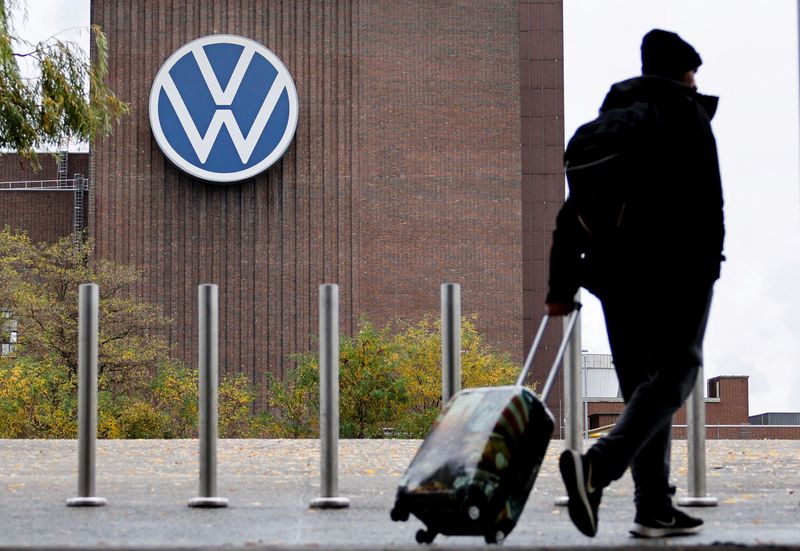 © Reuters. FILE PHOTO: A person carries luggage near the Volkswagen power plant in Wolfsburg, Germany October 30, 2024. REUTERS/Axel Schmidt/File Photo