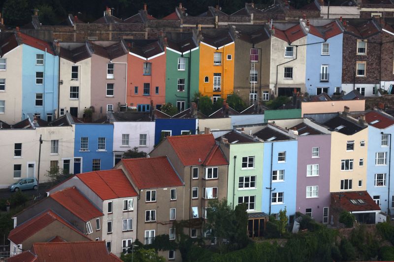 © Reuters. FILE PHOTO: Painted rows of houses are seen in Bristol, Britain, August 11, 2023. REUTERS/Toby Melville/File Photo