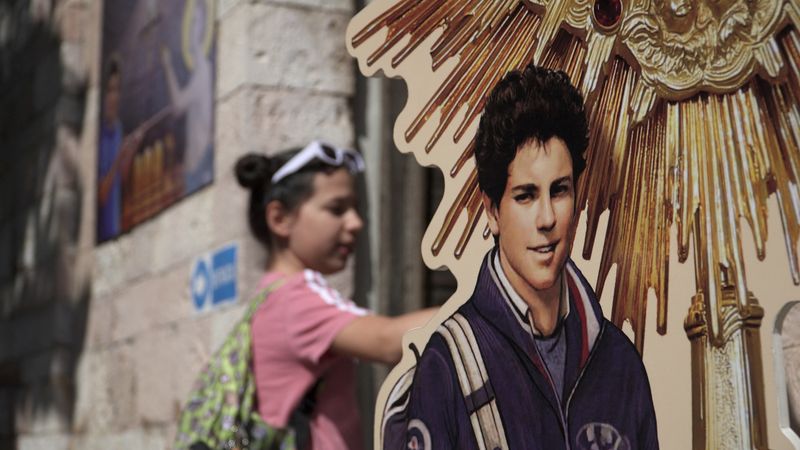 &copy; Reuters. FILE PHOTO: A girl visits the tomb of Carlo Acutis, who died of leukemia in 2006 aged 15, in the Church of Santa Maria Maggiore in Assisi, Italy, May 26, 2024. Pope Francis has cleared the way for Acutis to be the first saint of the millennial generation.