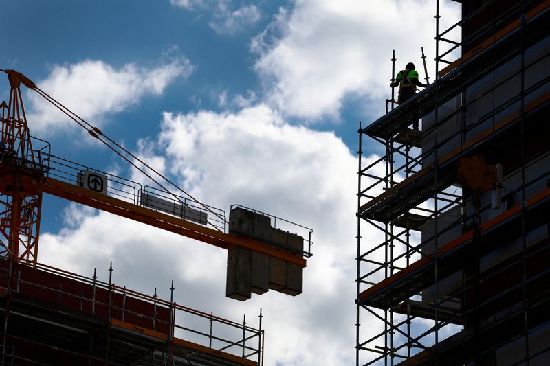 © Reuters. A worker removes scaffolding on a construction site on Zorrotzaurre Island, in Bilbao, Spain, October 21, 2024. REUTERS/Vincent West/File photo