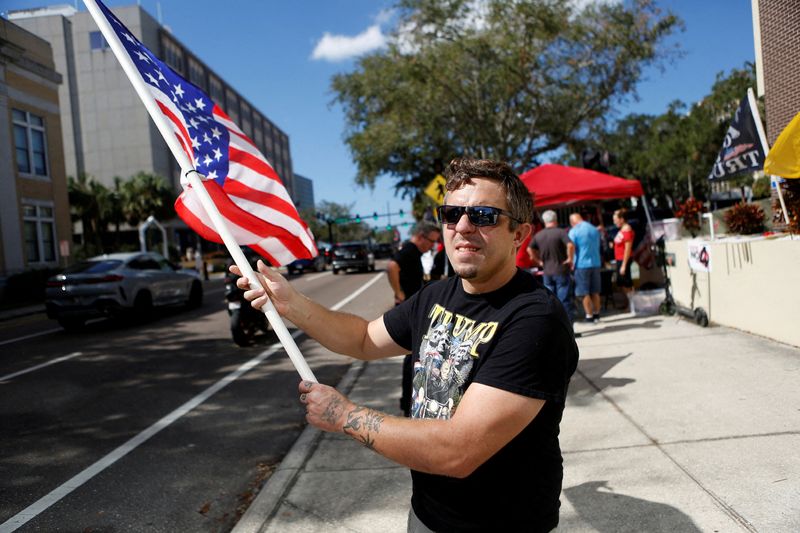 &copy; Reuters. FILE PHOTO: A supporter of Republican presidential nominee Donald Trump rallies outside an early polling precinct as voters cast their ballots in local, state, and national elections, in Clearwater, Florida, U.S., November 3, 2024. REUTERS/Octavio Jones/F