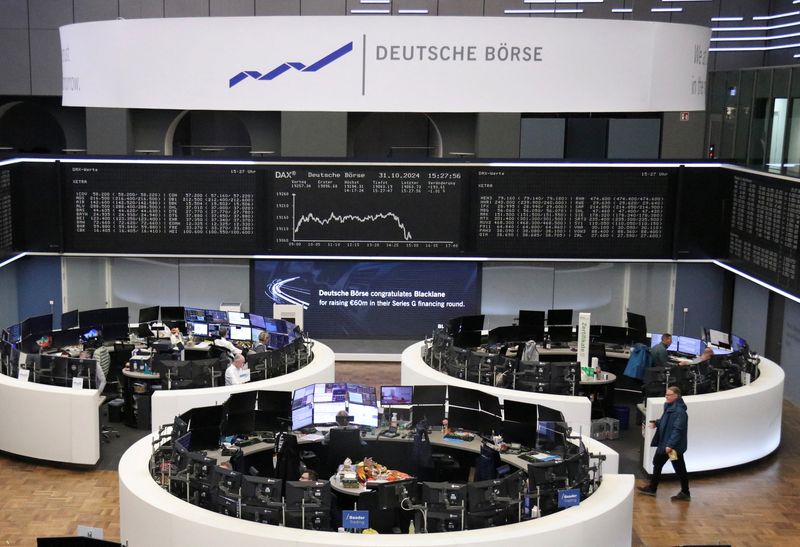 &copy; Reuters. Il grafico dell'indice azionario tedesco DAX è raffigurato alla borsa di Francoforte, Germania, il 31 ottobre 2024. REUTERS/Staff