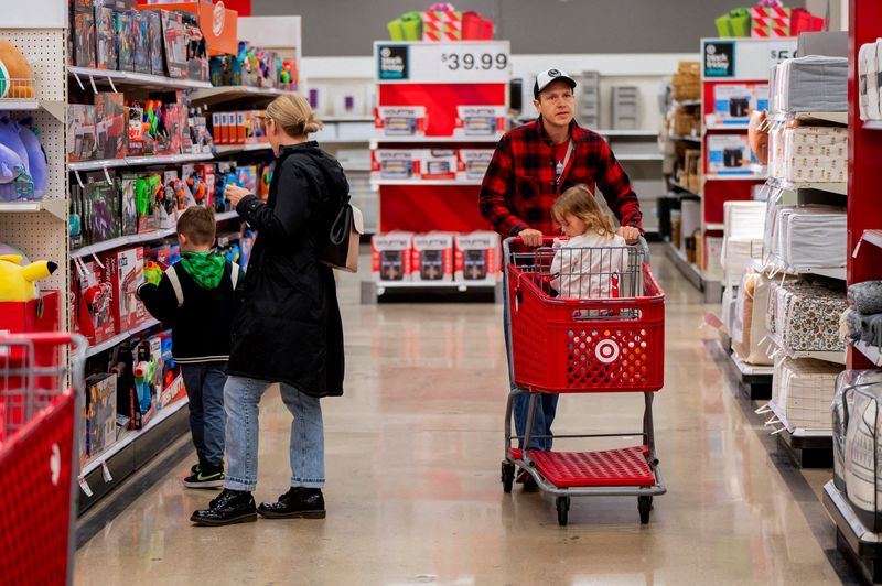 &copy; Reuters. FILE PHOTO: Shoppers in a Target store in Chicago, Illinois, U.S. November 21, 2023. REUTERS/Vincent Alban/File Photo