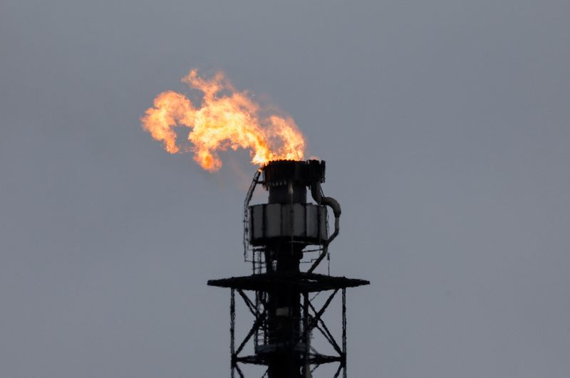 &copy; Reuters. FILE PHOTO: A view shows the ExxonMobil oil refinery in Port-Jerome-sur-Seine, France, March 8, 2023. REUTERS/Pascal Rossignol/File Photo