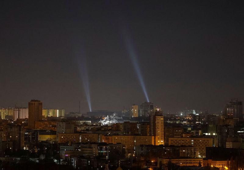 &copy; Reuters. Personale di servizio ucraino usa i fari mentre cerca droni nel cielo sopra la città durante un attacco di droni russi, nel contesto dell'attacco russo all'Ucraina, a Kiev, Ucraina, 20 novembre 2024. REUTERS/Gleb Garanich