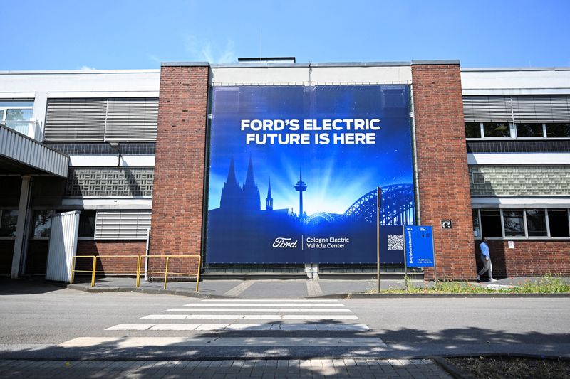 © Reuters. FILE PHOTO: A banner advertising the newly opened Electric Vehicle Center hangs at Ford's Cologne plant in Cologne, Germany, June 12, 2023. REUTERS/Jana Rodenbusch/File Photo