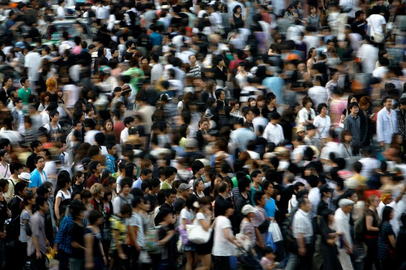 &copy; Reuters. FILE PHOTO: People walk across a street in Tokyo July 12, 2009.   REUTERS/Stringer/File Photo