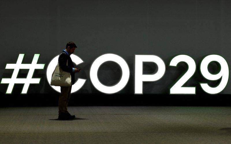 © Reuters. Homem para ao lado do logotipo da conferência das Nações Unidas sobre mudanças climáticas COP29, em Baku, Azerbaijão
20/11/2024
REUTERS/Maxim Shemetov