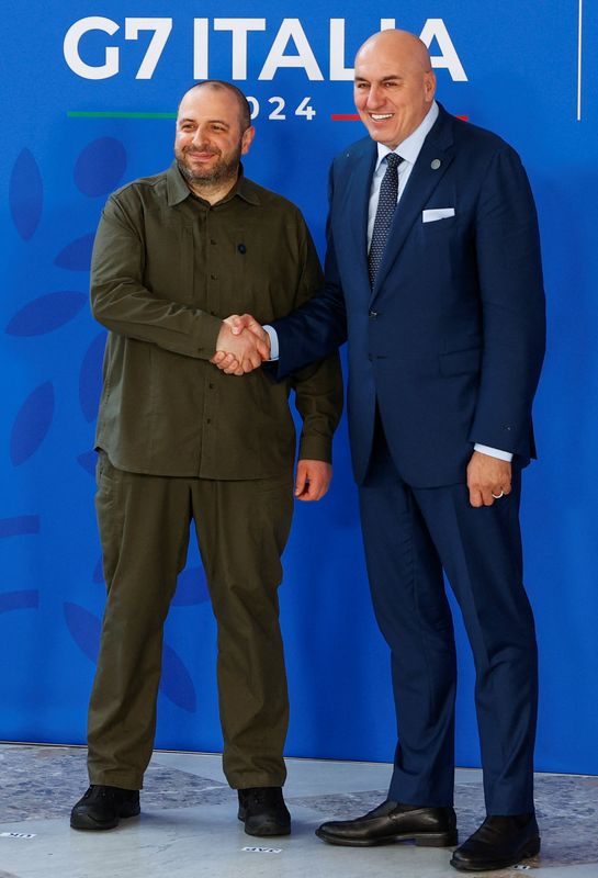 &copy; Reuters. Il ministro della Difesa ucraino Rustem Umerov e il ministro della Difesa italiano Guido Crosetto posano per una foto durante la riunione dei ministri della Difesa del G7 a Napoli, Italia, 19 ottobre 2024. REUTERS/Ciro De Luca