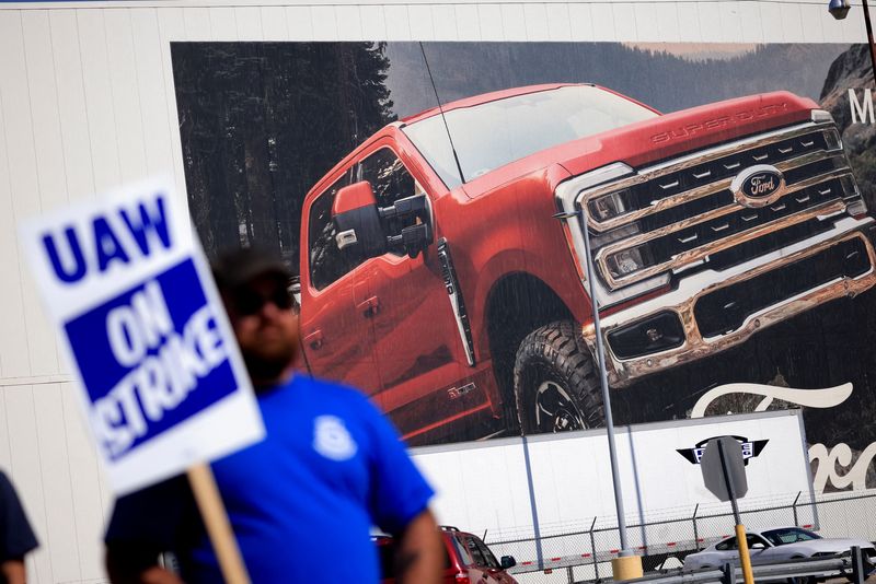 © Reuters. FILE PHOTO: A banner depicting Ford Super Duty pickup truck is pictured outside Ford's Kentucky truck plant as a United Auto Workers (UAW) union members pickets after going on strike in Louisville, Kentucky, U.S. October 12, 2023.  REUTERS/Luke Sharrett/File Photo