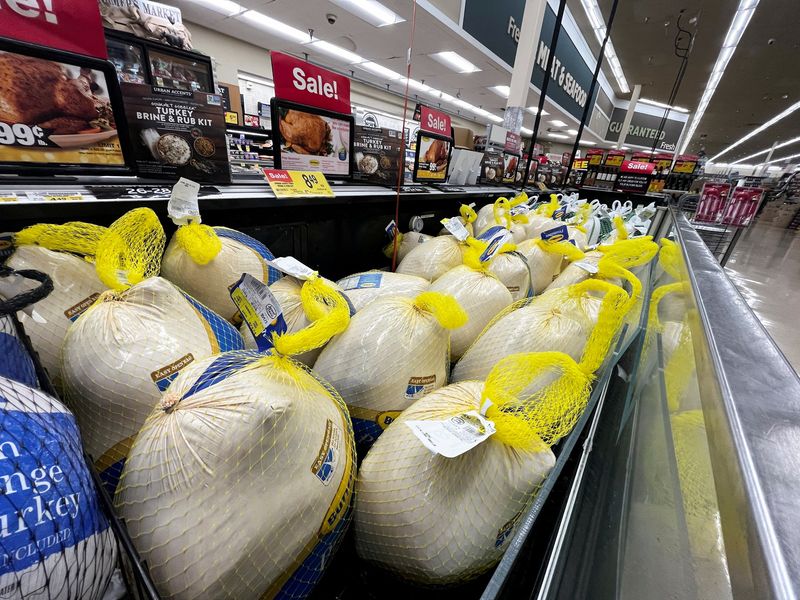 © Reuters. FILE PHOTO: Turkeys are displayed for sale at a Jewel-Osco grocery store ahead of Thanksgiving, in Chicago, Illinois, U.S. November 18, 2021. REUTERS/Christopher Walljasper/File Photo