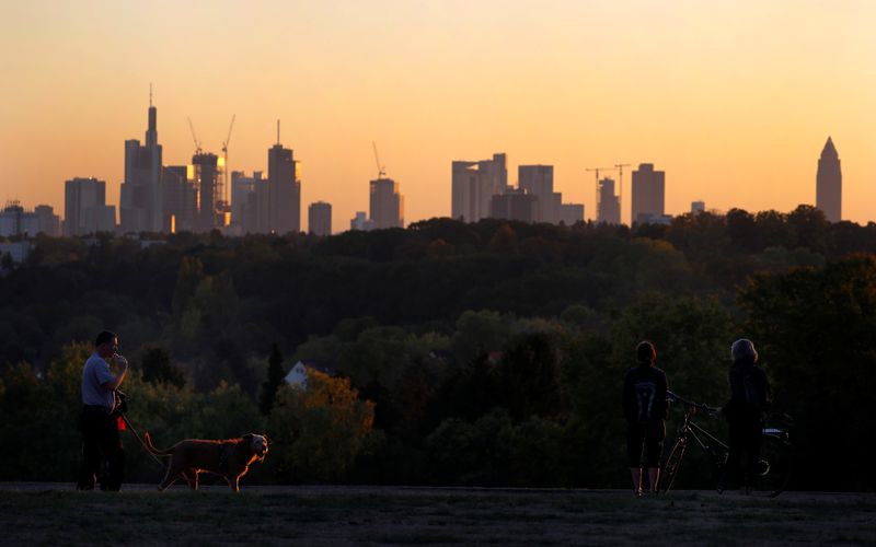 © Reuters. FILE PHOTO: People enjoy the view of the skyline with its financial district ion early evening in Frankfurt, Germany, October 5, 2018.  REUTERS/Kai Pfaffenbach/File Photo