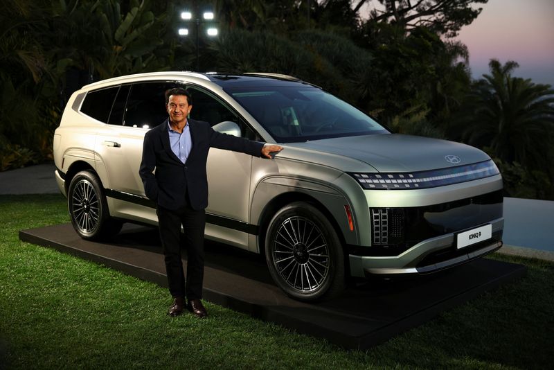 © Reuters. Hyundai Global President and Chief Operating Officer Jose Munoz attends the unveiling of Hyundai IONIQ 9, a three-row electric SUV during a Hyundai event in the Hollywood Hills in Los Angeles, California, U.S., November 20, 2024. REUTERS/Daniel Cole