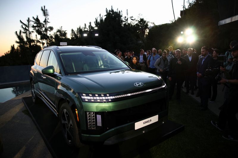 © Reuters. The Hyundai IONIQ 9, a three-row electric SUV is unveiled during a Hyundai event in the Hollywood Hills in Los Angeles, California, U.S., November 20, 2024. REUTERS/Daniel Cole