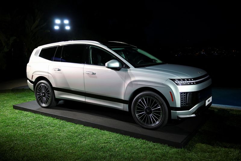 © Reuters. The Hyundai IONIQ 9, a three-row electric SUV is unveiled during a Hyundai event in the Hollywood Hills in Los Angeles, California, U.S., November 20, 2024. REUTERS/Daniel Cole