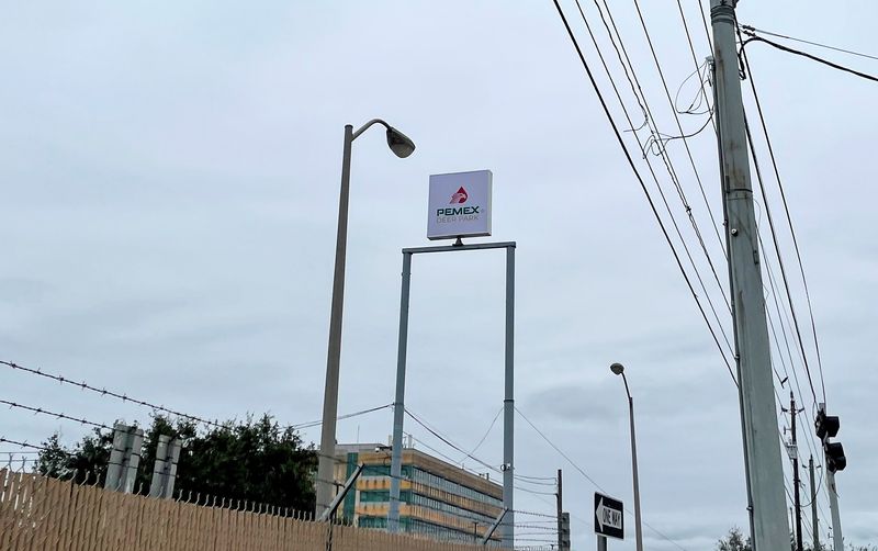 &copy; Reuters. FILE PHOTO: A new sign over a crude oil refinery, which shows the sole ownership of the plant by Mexico's national oil company Pemex, is pictured in Deer Park, Texas, U.S., January 20, 2022. REUTERS/Erwin Seba/File Photo