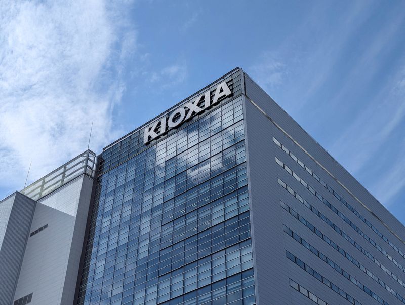 &copy; Reuters. FILE PHOTO: Kioxia's logo is pictured on a building in Kitakami, Japan, Nov. 05, 2024. REUTERS/Sam Nussey/File Photo