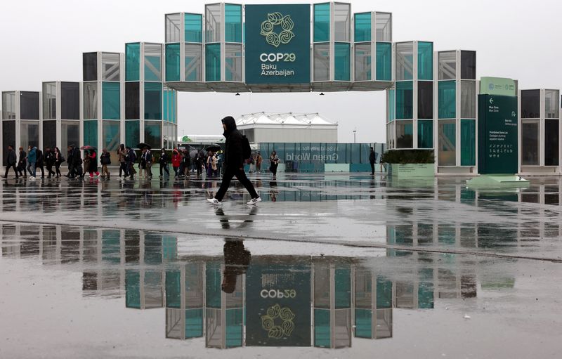 &copy; Reuters. People walk at the entrance of the venue of the United Nations climate change conference COP29, in Baku, Azerbaijan November 18, 2024. REUTERS/Murad Sezer