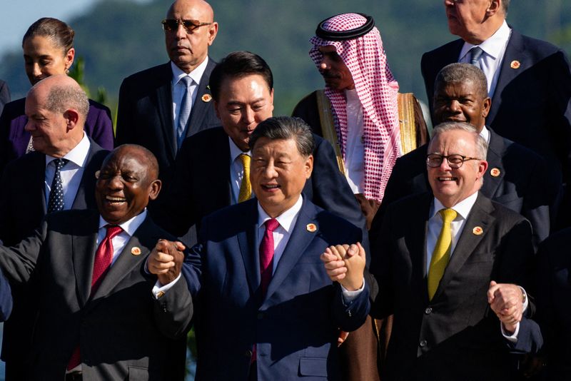 © Reuters. FILE PHOTO: Cyril Ramaphosa, Chinese President Xi Jinping, and Australian Prime Minister Anthony Albanese, pose with other G20 leaders during an event launching the Global Alliance Against Hunger and Poverty at the G20 Summit at the Museum of Modern Art in Rio de Janeiro, Brazil on Monday, Nov. 18, 2024.  Eric Lee/Pool via REUTERS/File Photo